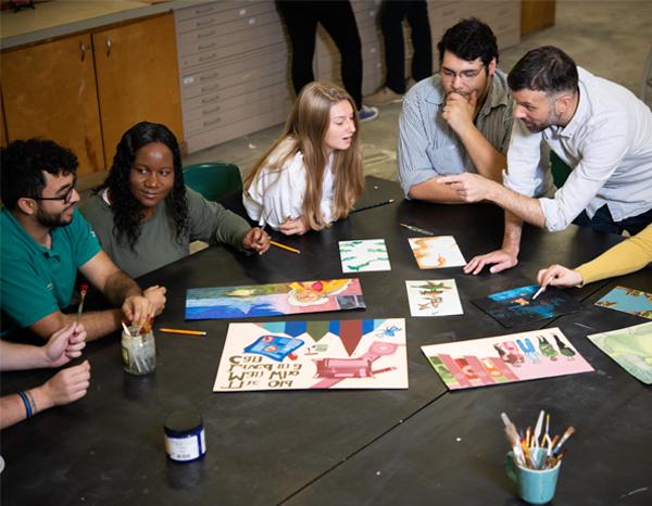 杰克逊维尔大学的一间工作室教室，以学生和教授批评插图作品为特色.